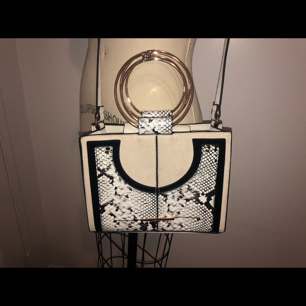 Cute Snakeskin print detail bag!